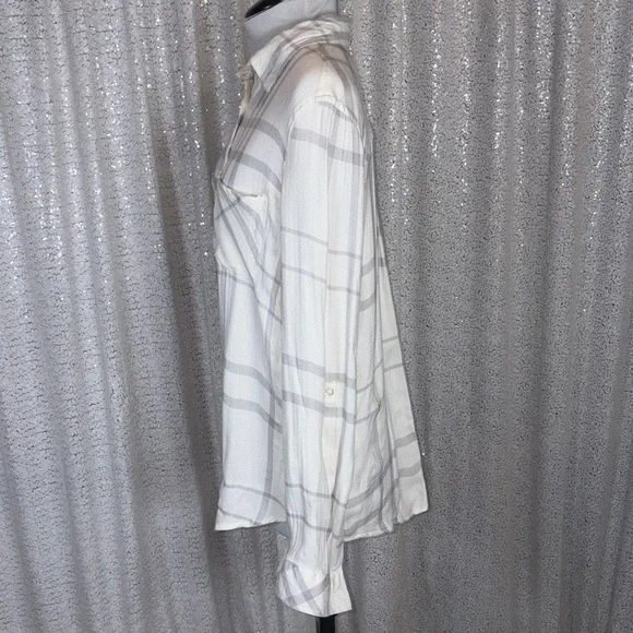 Romeo+Juliet Couture White and Gray Plaid Button-Up Shirt - Picture 3 of 6